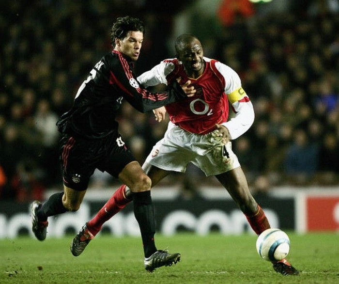 Ballack đọ sức cùng Patrick Vieira trong trận Arsenal – Bayern Munich ở vòng loại thứ nhất Champions League, tháng 3/2005.